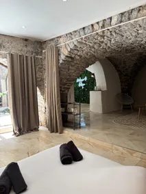 Suite l'Écrin Caché avec billard et baignoire îlot - Image 4