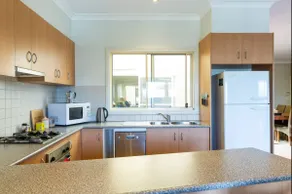 Spacious Williamstown Apartment with Free Parking - Image 4