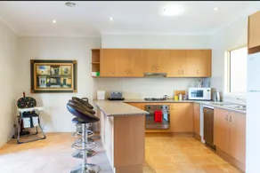 Spacious Williamstown Apartment with Free Parking - Image 5