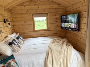 Romantic Shepherd's Hut/HotTub/Dublin Airport/BBQ - Image 2