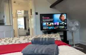 The Victorian Loft - Sleeps 4 -Parking & WIFI - Image 3