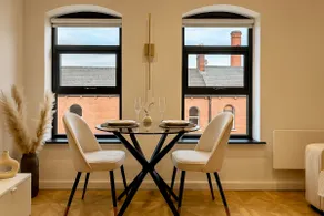 Luxury Leeds City Centre 1-Bed Sleeps 3 by Canal - Image 5