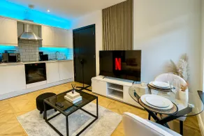 Luxury Leeds City Centre 1-Bed Sleeps 3 by Canal - Image 4