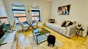 Luxury Leeds City Centre 1-Bed Sleeps 3 by Canal - Image 2