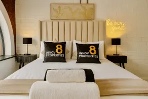 Luxury Leeds City Centre 1-Bed Sleeps 3 by Canal - Image 3