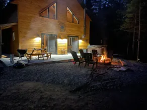 Le Pin Rouge Cozy Chalet with Hot Tub - Image 5