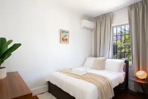 Elegant Pyrmont Home | Walk to The Star & Harbour - Image 4
