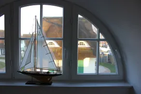 Traditional reed house directly on the sea - Image 3