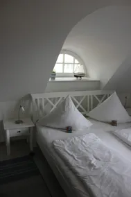 Traditional reed house directly on the sea - Image 4