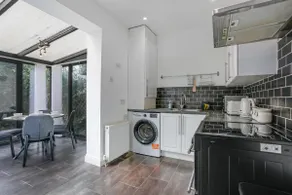 Luxury 5-bedroom home in Newcastle - Image 5