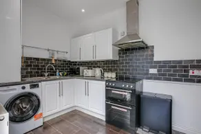 Luxury 5-bedroom home in Newcastle - Image 4