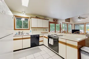 3BR house w/boathouse, dock, deck & screened porch - Image 4