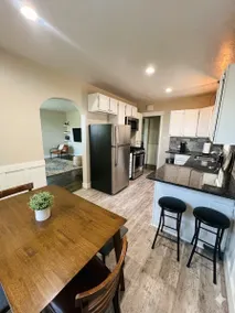 Sleeps10! Spacious HomeW/2 Living Rooms+ Yard - Image 4
