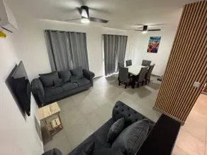 Beautiful and spacious with a pool, near the airport - Image 3
