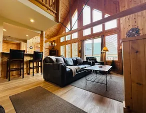 Creekside Chalet with private hot tub and BBQ, - Image 4