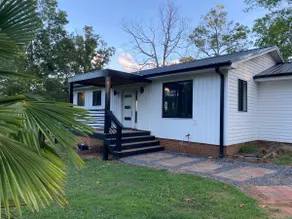 Modern Cozy, Near I-85, WiFi+Deck+Family Friendly - Image 2