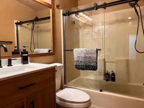 Smith Rock Cabin · Sleeps 6 · Pet-Friendly - Image 3
