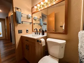 Smith Rock Cabin · Sleeps 6 · Pet-Friendly - Image 4
