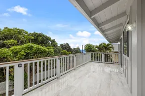 3BR w/ AC, Vaulted Ceilings & Lanai, Near Airport - Image 2
