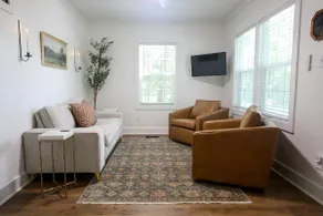 NEW Charming Old Town Cottage – Walk Parks/Coffee - Image 5