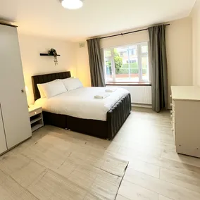 Stylish 2BR Flat | Minutes to Manchester Centre - Image 3