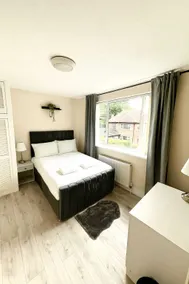 Stylish 2BR Flat | Minutes to Manchester Centre - Image 2