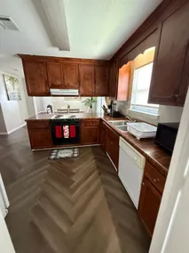 Spacious Family Home – Sleeps 10, Near VSU & Moody - Image 5