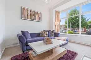 3bedroom house, garden.4 mins drive to MKM stadium - Image 2