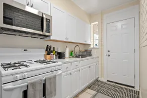 2 Off Street Parking | 10 min Walk 2 Metro | 3 BR - Image 2