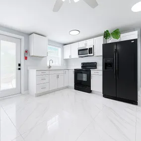 Charming 1BR Canal Front Retreat - Image 5