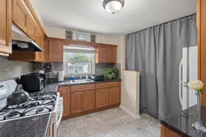 Elegant 2-Bedroom APT w/free parking on 2nd floor - Image 4