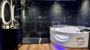 Love Room · Private Jacuzzi & Night Games - Image 2