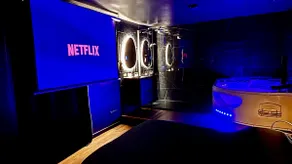 Love Room · Private Jacuzzi & Night Games - Image 5