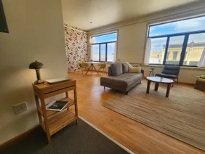 7 on 6th the Sunshine Apartment - Image 3