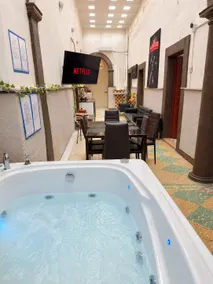 Large family home with a jacuzzi in the downtown area - Image 2