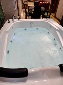 Large family home with a jacuzzi in the downtown area - Image 5