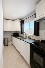 One Bed Apt with Free Parking – 5 Min to Six Flags - Image 2