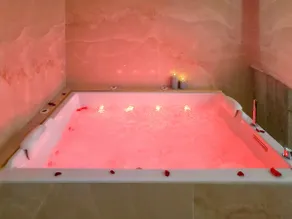 L'Instant – City Center – Jacuzzi - Image 4