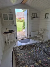 Garden cottage-bed & blanket, no kitchen, shared toilet - Image 5