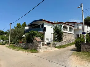 Modern oasis with balcony near sea & national park - Image 2