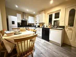 Garden | WiFi | Parking | Walk To Centre | BBQ - Image 4