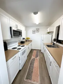 Spacious 4BR Home | Free Parking • Full Kitchen - Image 5