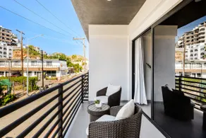 Modern Condo Walk to Marina, Dining & Nightlife - Image 2