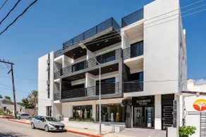 Modern Condo Walk to Marina, Dining & Nightlife - Image 3