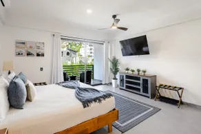 Modern Condo Walk to Marina, Dining & Nightlife - Image 2