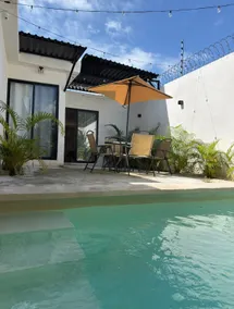 Vacation home with pool - Image 2