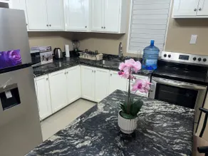 King Sized 1BR 1BTH Suite - Image 3