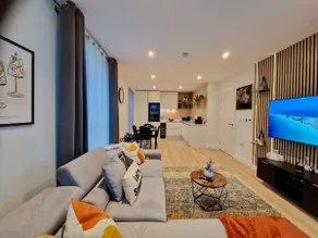 Wembley Waterfront Retreat with Parking - Image 5