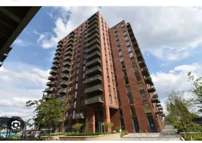 Wembley Waterfront Retreat with Parking - Image 3