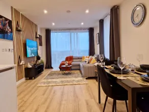 Wembley Waterfront Retreat with Parking - Image 2